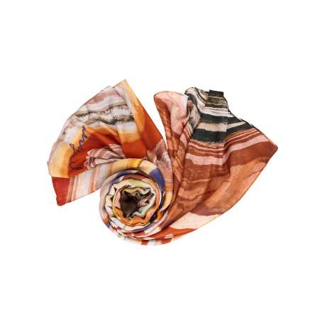 Foulard multicolore forme rectangulaire pourvu du nom de la marque