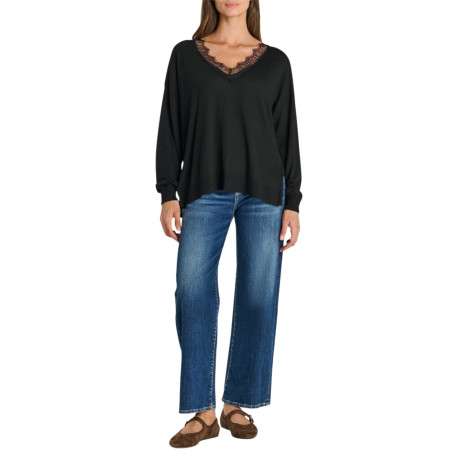 Pull noir à col en V orné de dentelle doté d'une coupe ample - Image 4