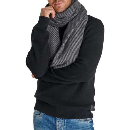 Écharpe anthracite pourvue d'un motif à rayures et d'une maille épaisse - Image 2