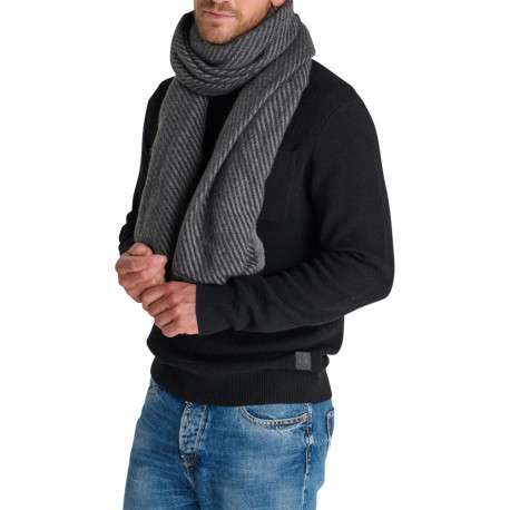 Écharpe anthracite pourvue d'un motif à rayures et d'une maille épaisse - Image 3