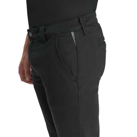 Pantalon chino en coton mélangé noir pourvu d'une coupe droite - Image 5