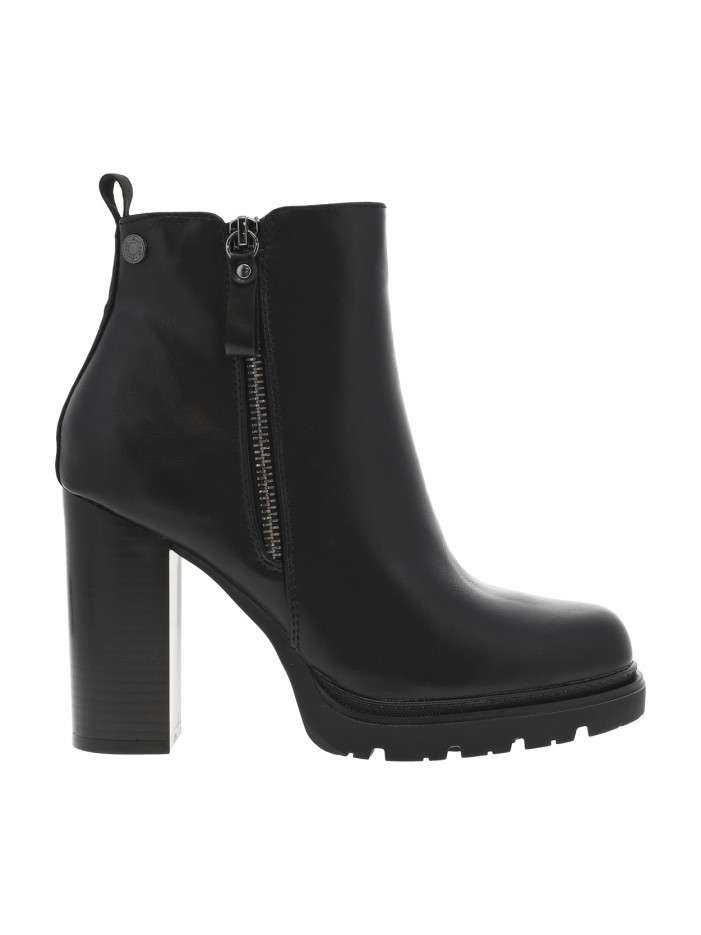 Boots noires avec un talon...