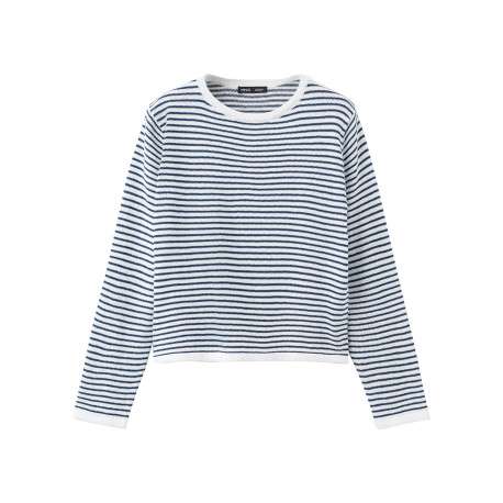 Pull blanc et marine à rayures avec une coupe droite et un col rond