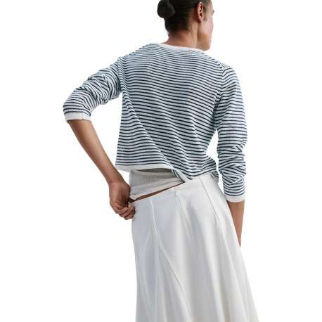 Pull blanc et marine à rayures avec une coupe droite et un col rond - Image 4
