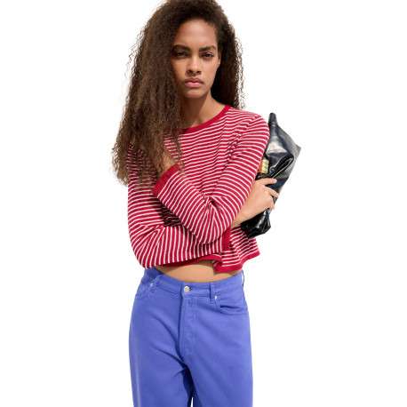 Pull rouge à rayures avec une coupe droite et des manches courtes - Image 3