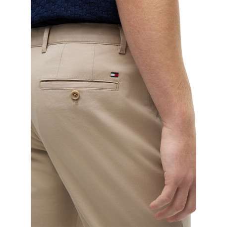 Pantalon chino Denton en coton beige à coupe droite pourvu de poches - Image 4