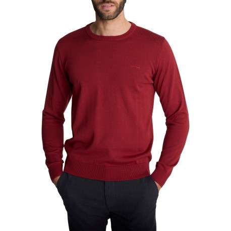 Pull rouge uni en maille avec des broderies apparentes sur les épaules