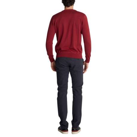 Pull rouge uni en maille avec des broderies apparentes sur les épaules - Image 2