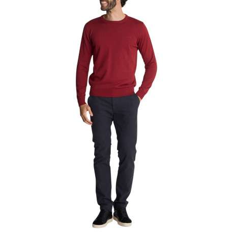Pull rouge uni en maille avec des broderies apparentes sur les épaules - Image 3