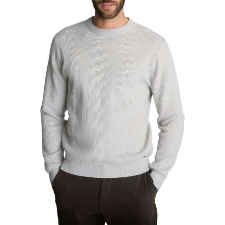 Pull en maille gris clair à col rond et tricotage texturé en bandes verticales