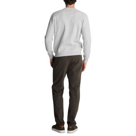 Pull en maille gris clair à col rond et tricotage texturé en bandes verticales - Image 2