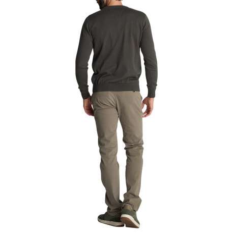 Pull kaki uni en maille avec des broderies apparentes sur les épaules - Image 2