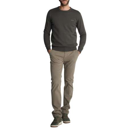 Pull kaki uni en maille avec des broderies apparentes sur les épaules - Image 4