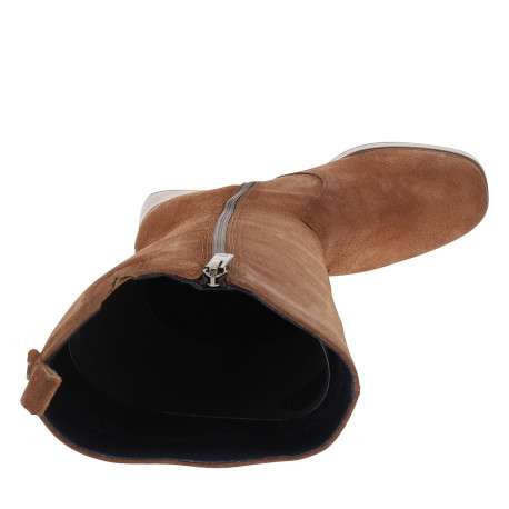 Bottes hautes en cuir cognac à talon décroché moyen pourvues d'un zip latéral - Image 5