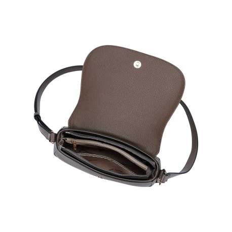 Sac à bandoulière taupe effet cuir grainé orné d'un badge métallique - Image 4