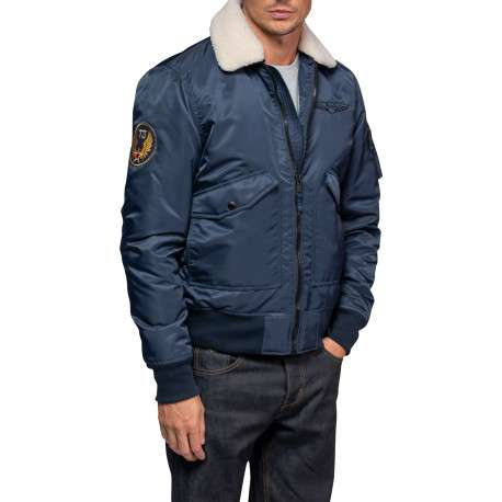 Blouson bleu marine pourvu d'un col à revers en fausse fourrure