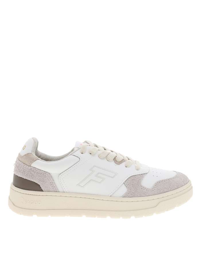 Sneakers Palmer en cuir écru à talon plat et empiècements nubuck