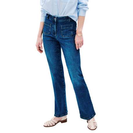 Jean en coton bleu délavé avec une coupe droite et des poches
