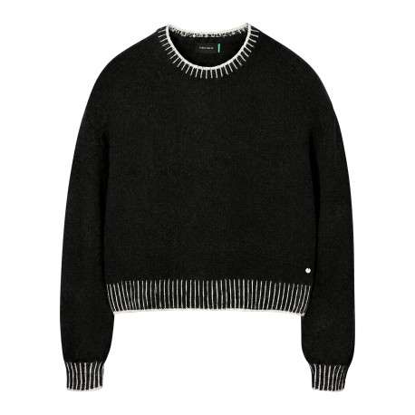 Pull noir à coupe droite pourvu d'un col rond et de manches longues