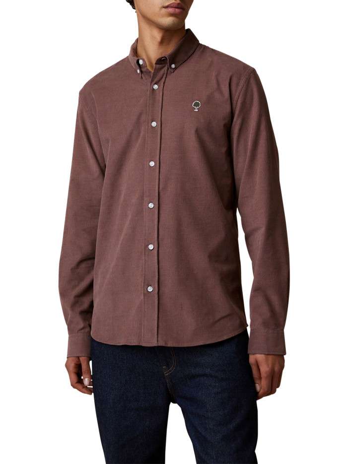 Chemise en coton prune munie d'une coupe droite et d'un col boutonné