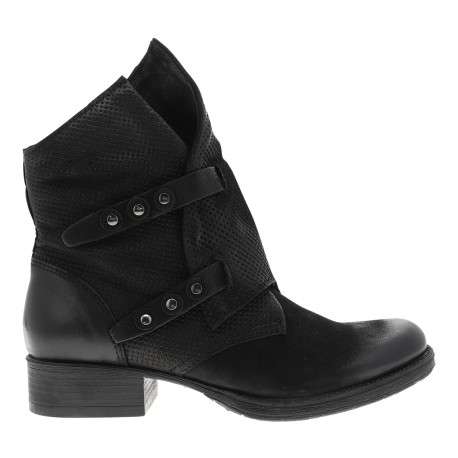 Boots en cuir noir texturé à talon plat et avec une fermeture zippée côté intérieur