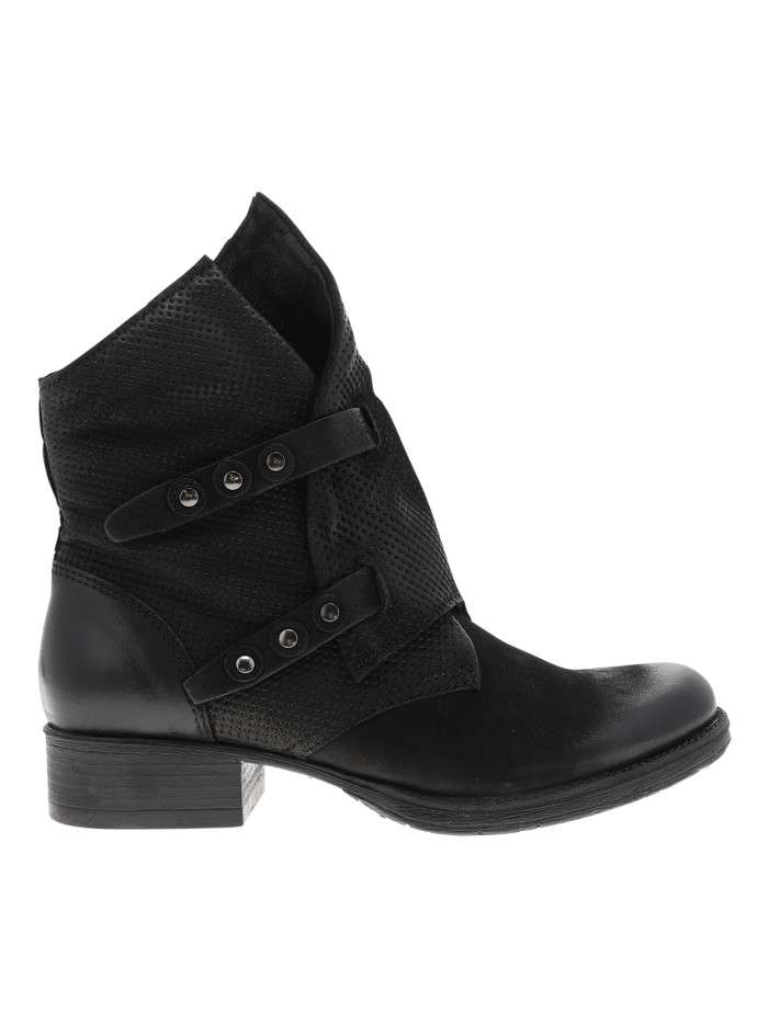 Boots en cuir noir texturé à talon plat et avec une fermeture zippée côté intérieur