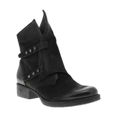 Boots en cuir noir texturé à talon plat et avec une fermeture zippée côté intérieur - Image 2