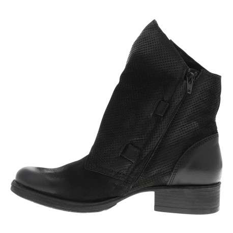 Boots en cuir noir texturé à talon plat et avec une fermeture zippée côté intérieur - Image 3