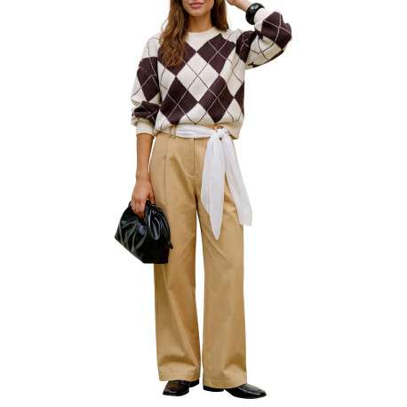 Pull jacquard marron et beige à motifs losanges muni d'une coupe droite - Image 3