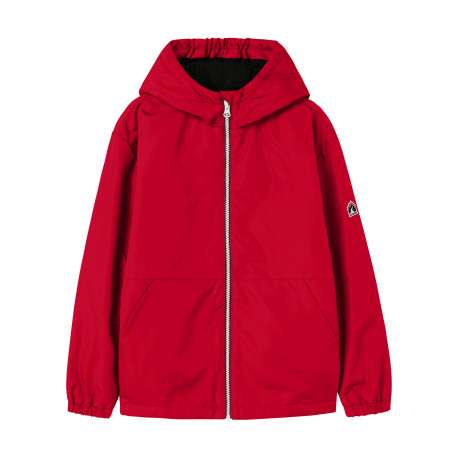 Blouson rouge pourvu d'un col à capuche avec une fermeture zippée contrastée