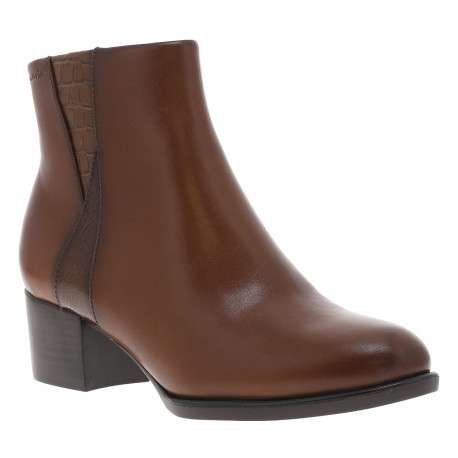 Boots en cuir cognac à bout pointu pourvues du logo de la marque