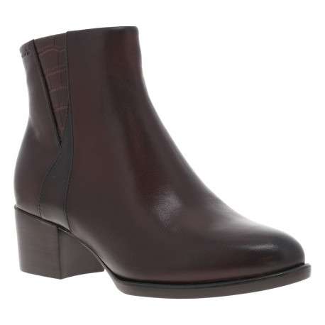 Boots en cuir bordeaux pourvues d'une fermeture zippée et du logo de la marque