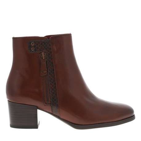 Boots en cuir cognac à talon décroché moyen avec un empiècement écaillé - Image 2
