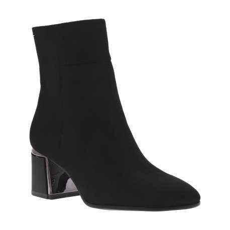 Boots en cuir noires à talon décroché haut pourvues d'une fermeture zippée