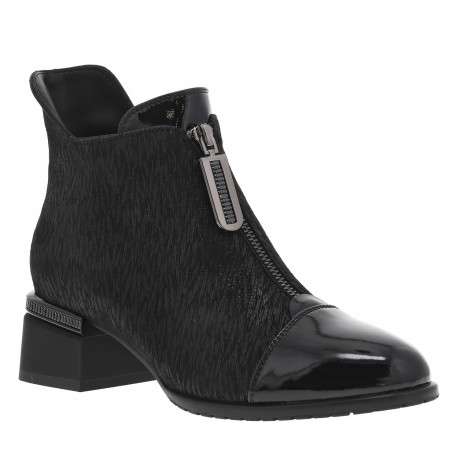 Boots en cuir noires à talon décroché et un zip avec la marque dessus