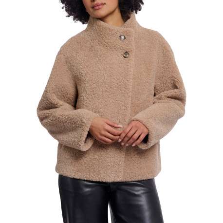 Manteau beige à coupe droite pourvu d'un col montant et de manches longues
